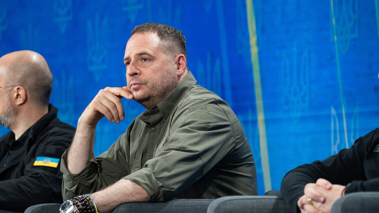 ޒެލެންސްކީގެ ޗީފް އޮފް ސްޓާފް ކޮރަޕްޝަން ތަހުގީގުގައި ތާށިވުމުން ހިތްހަމަނުޖެހުނު!