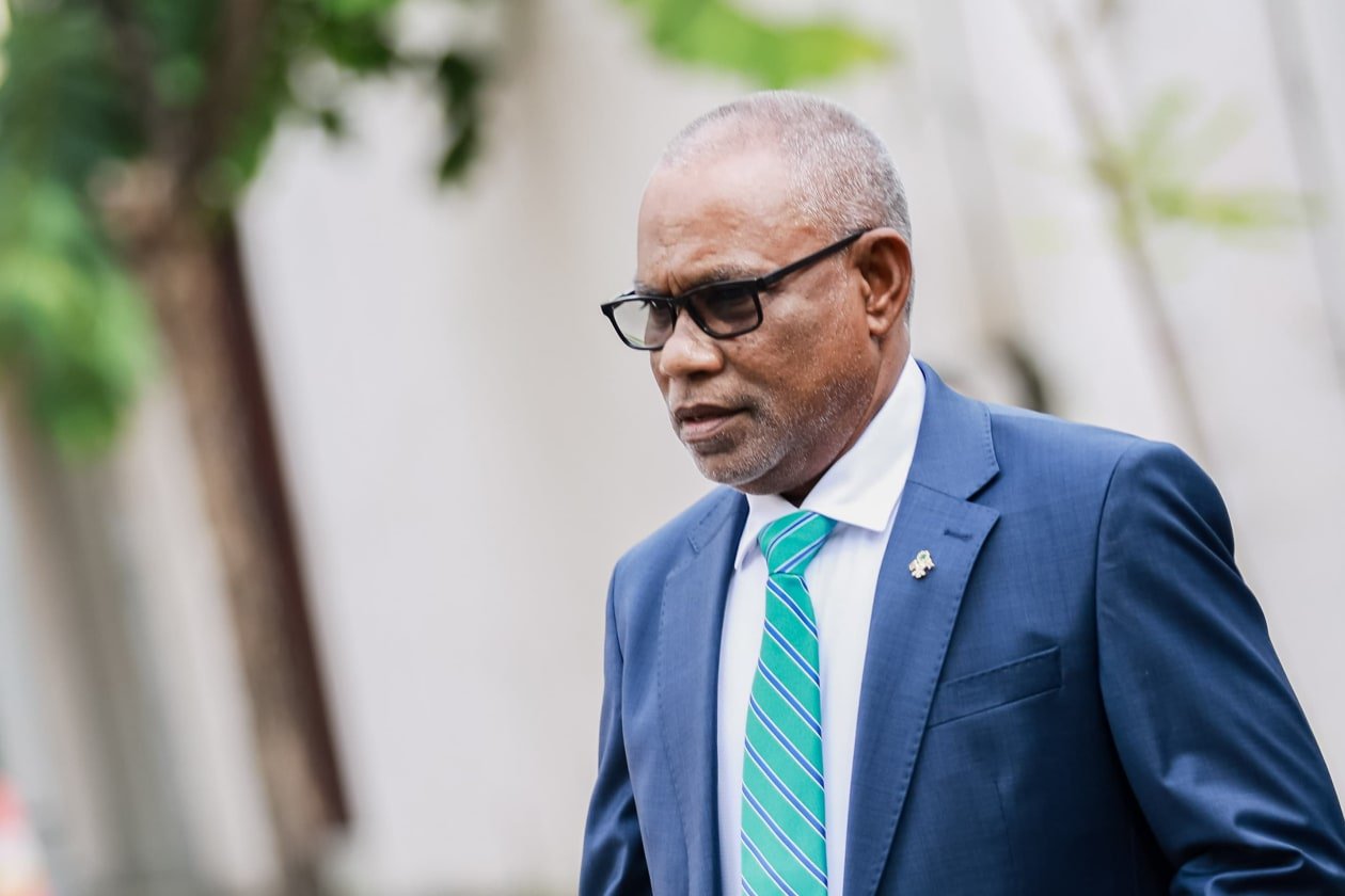 އަދުރޭ ބެންޗުން ކެޕްޓަނަކަށް؟