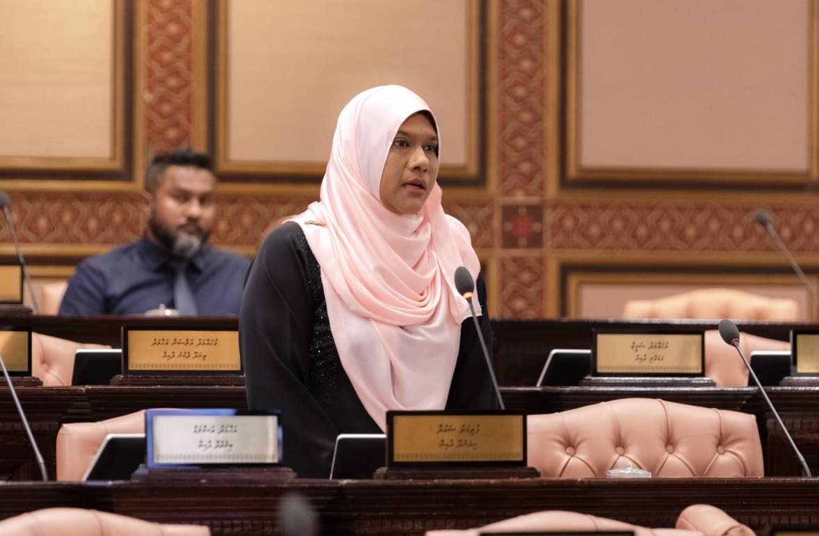 ރައީސްގެ ކޮއްކޮއަށް ލިބުނު އަނބުރާ ދައްކަން ނުޖެހޭ 2.4 މިލިއަން ރުފިޔާގެ ލޯނަށް ވީގޮތެއް ނޭނގޭ!
